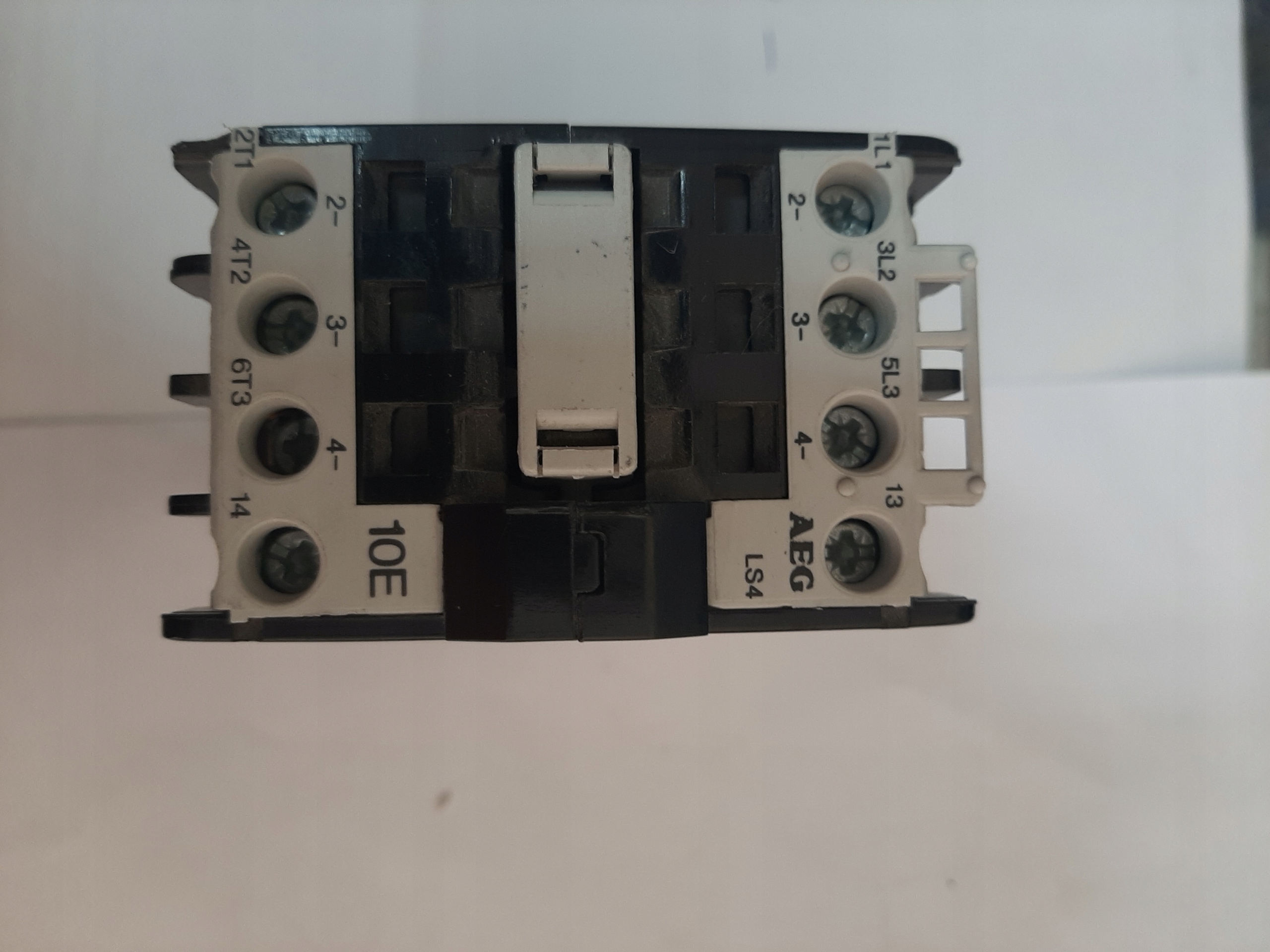 Stýkač AEG LS4 10E 24V DC