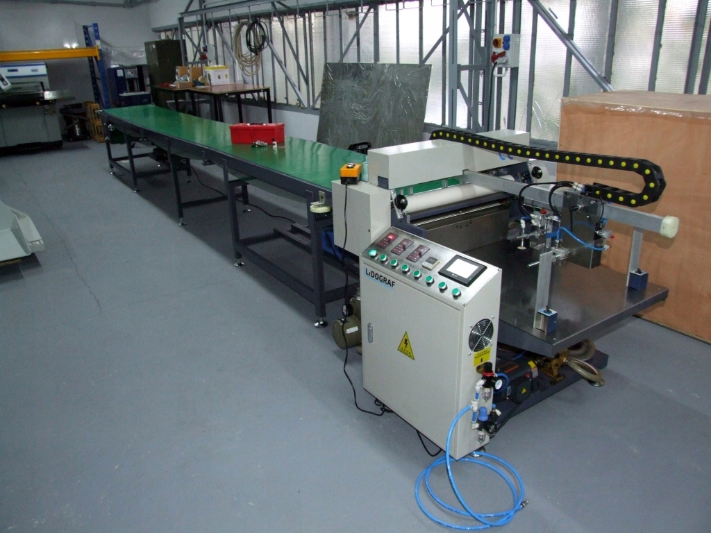 AUTOMATICKÝ LAMINOVACÍ STROJ PRE BOX DOLNÁ HL-650A