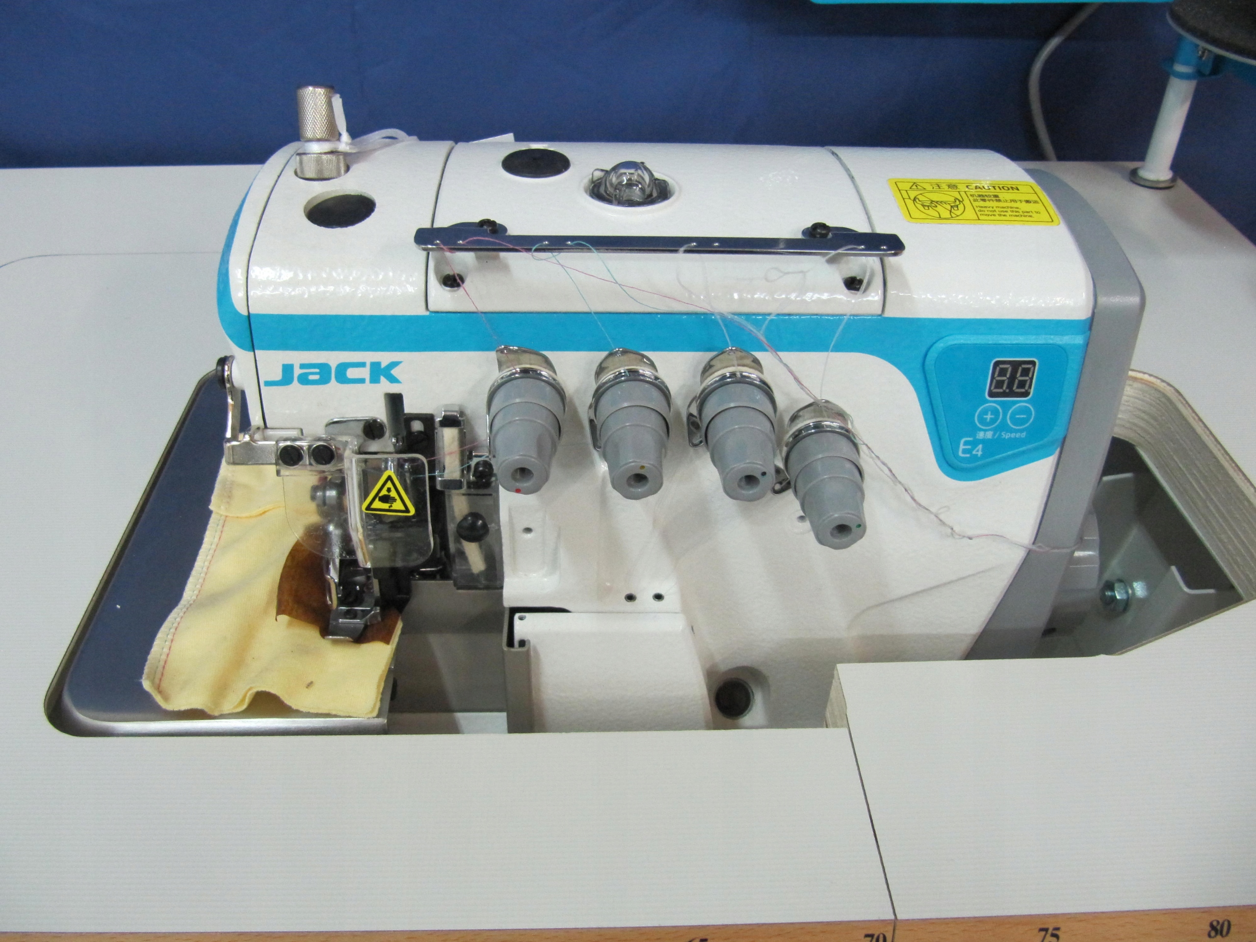 JACK E4 OVERLOCK 4 ZÁVIT 23OV ÚSPORA ENERGIE