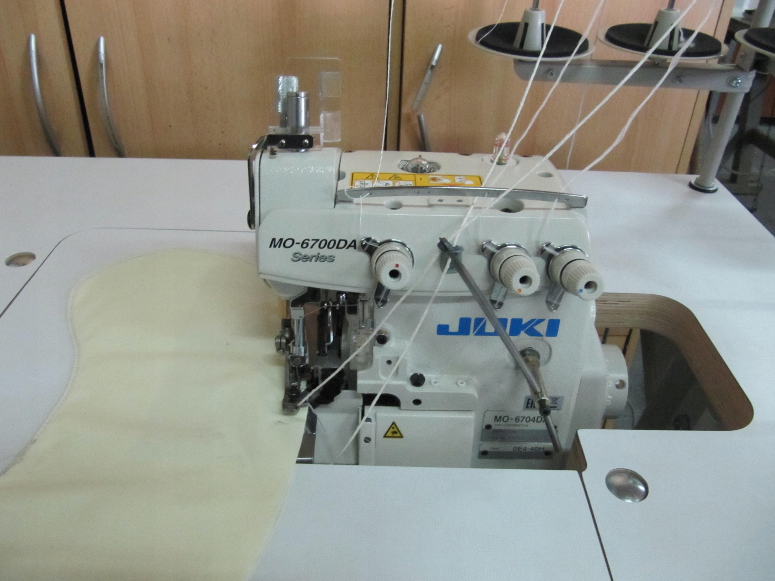 JUKI MO-6704 OVERLOCK NA POUZDRO, SALCESON, PATTE