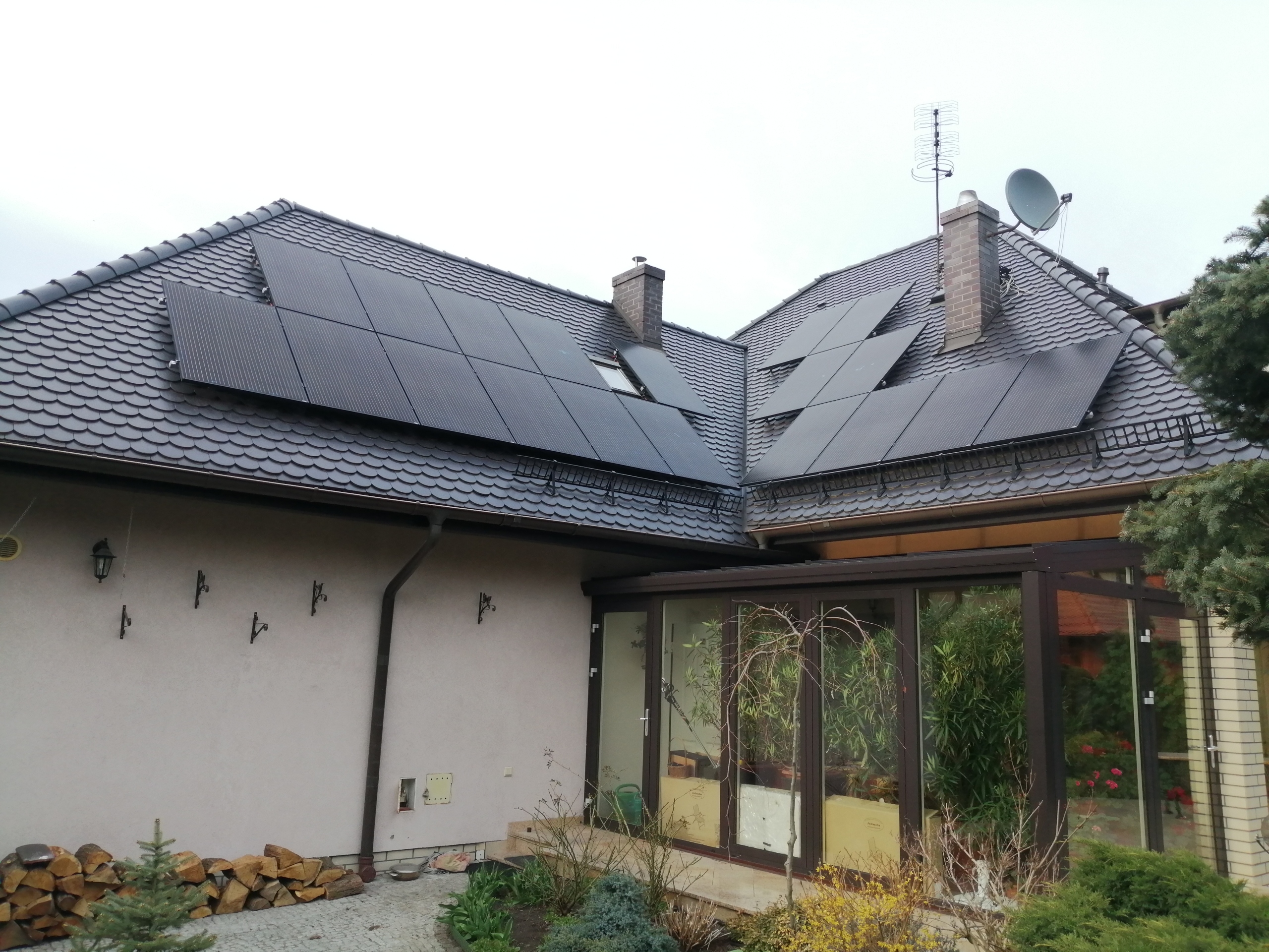 Čierne solárne panely Jinko 320 W FullBlack