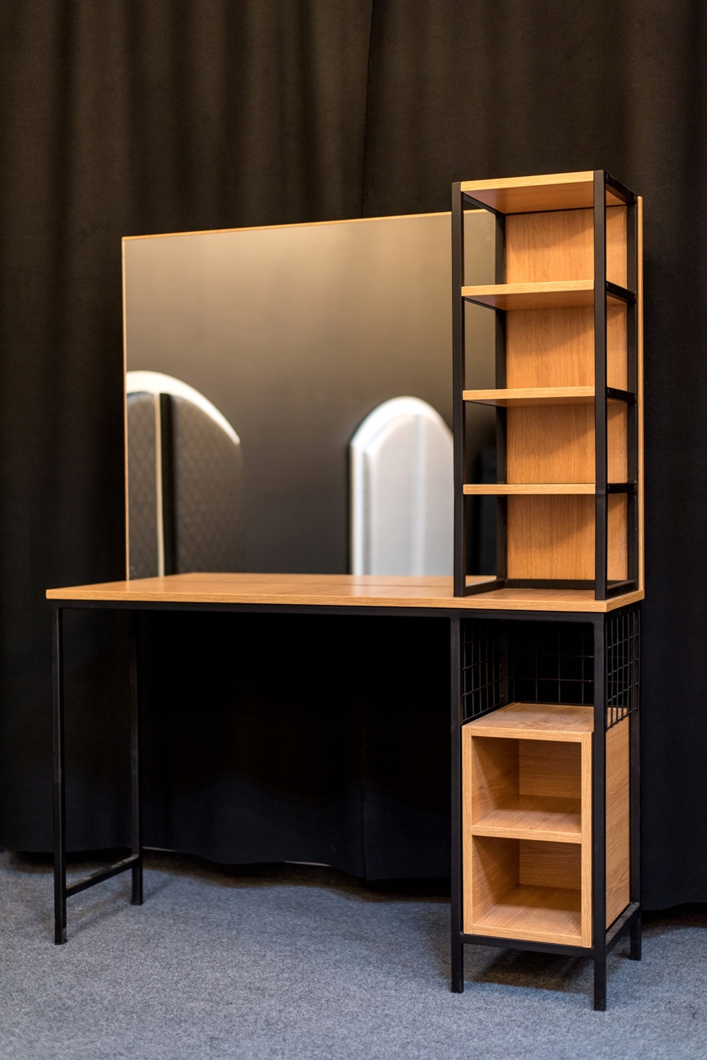 Kadernícky konzolový salón loft oceľ a drevo