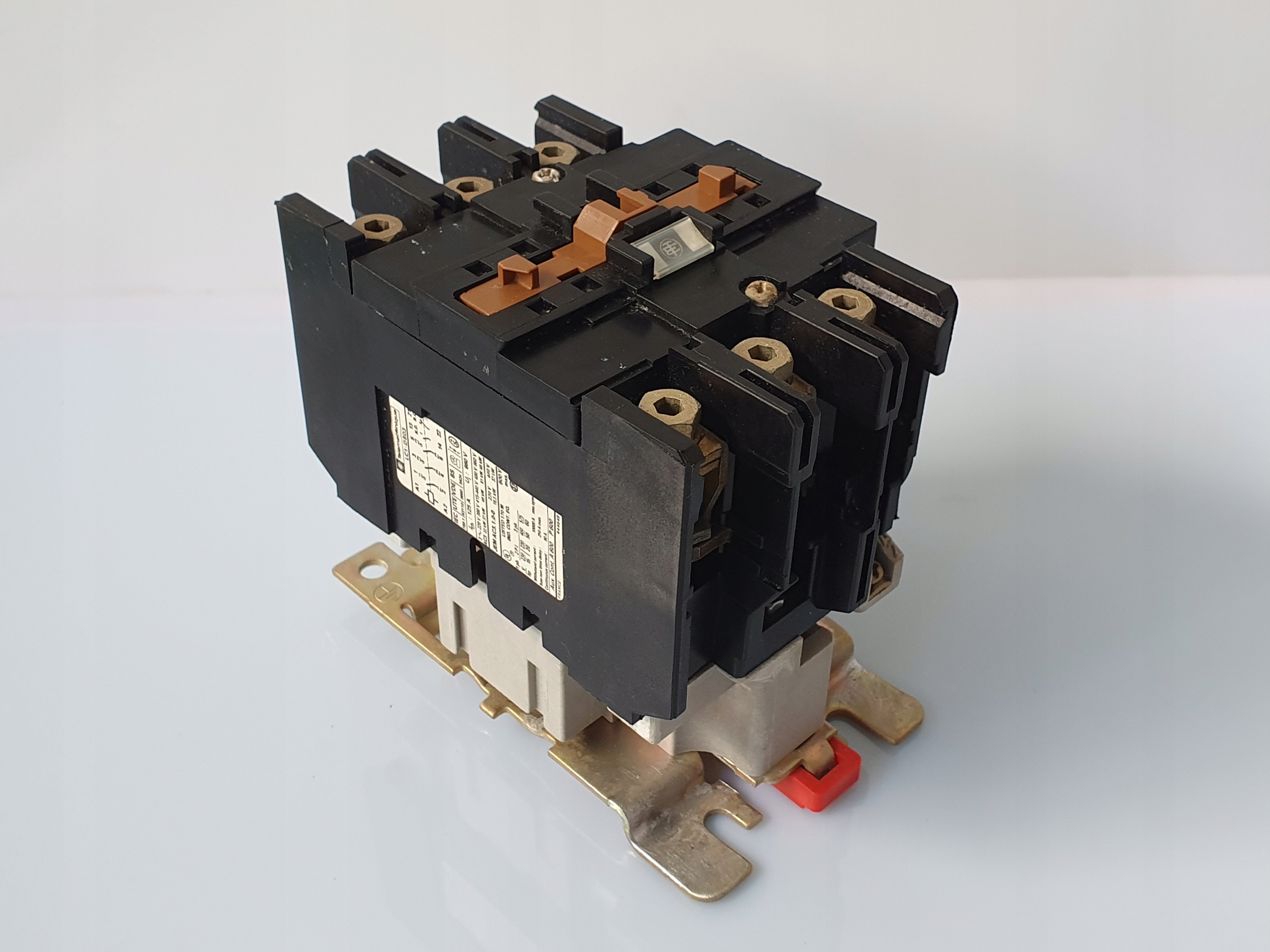 LC1 D803 STYKAČ 600V 125A 37kW cievka 380-440V
