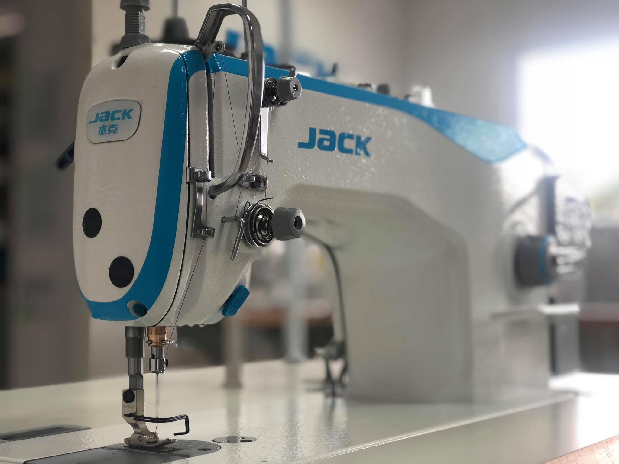 STROJOVACÍ STROJ S 1 JEHLOU REZANIE ZÁVITU JACK A2