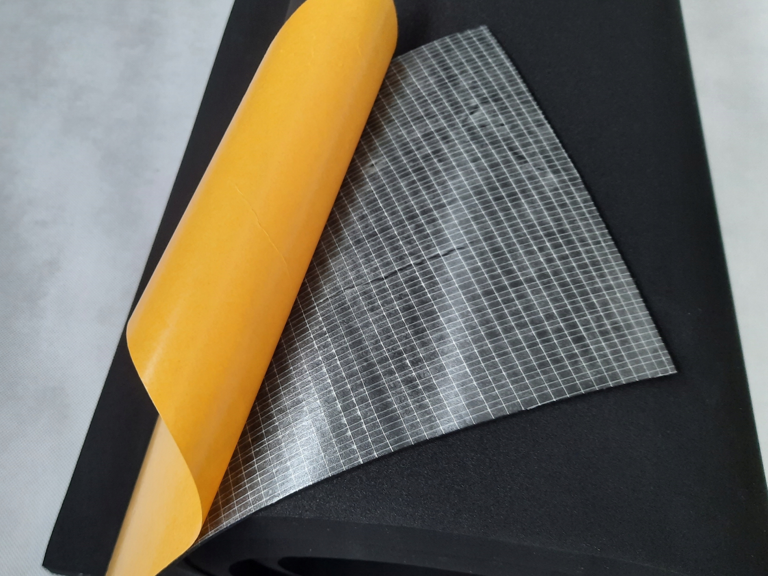 EPDM mikro-guma 130 kg / m3 s lepidlom, hrúbka č. KVALITA 5 mm