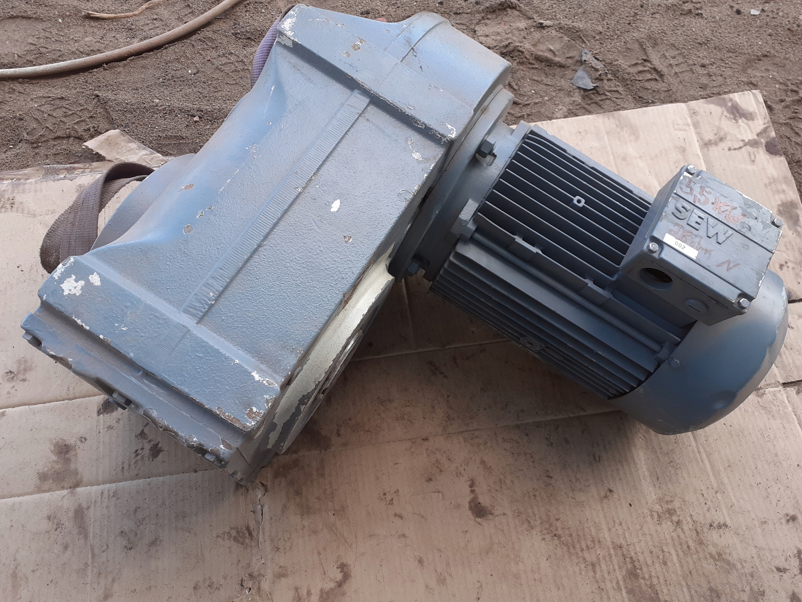 Motor s uhlovým prevodom 5,5 kW. 28 ot./min ŠIŤ, NOVÉ