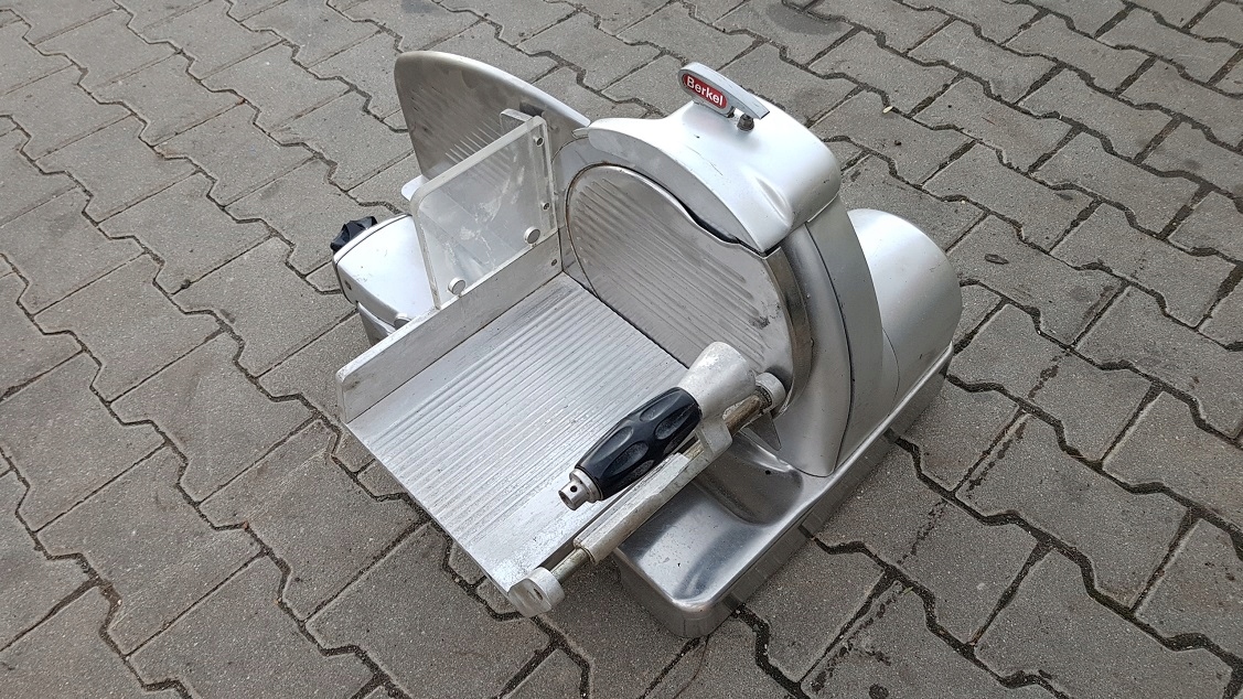 Priemyselný krájač BERKEL 834 380V je funkčný