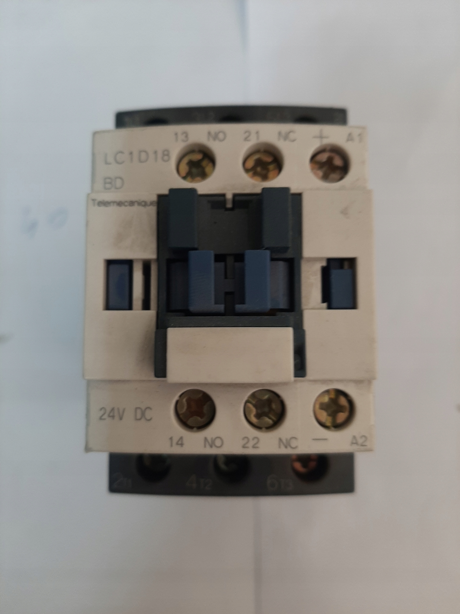 Schneider LC1D18 BD stýkač 24V DC