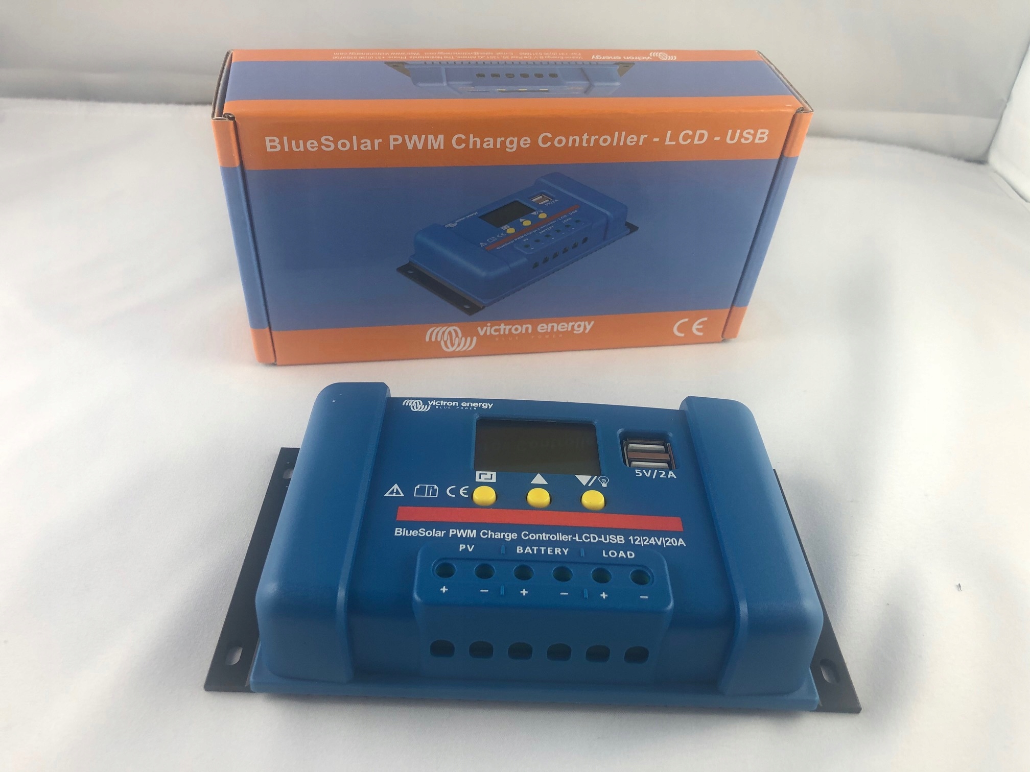 VICTRON ENERGY PWM REGULÁTOR 12 / 24V 20A LCD USB