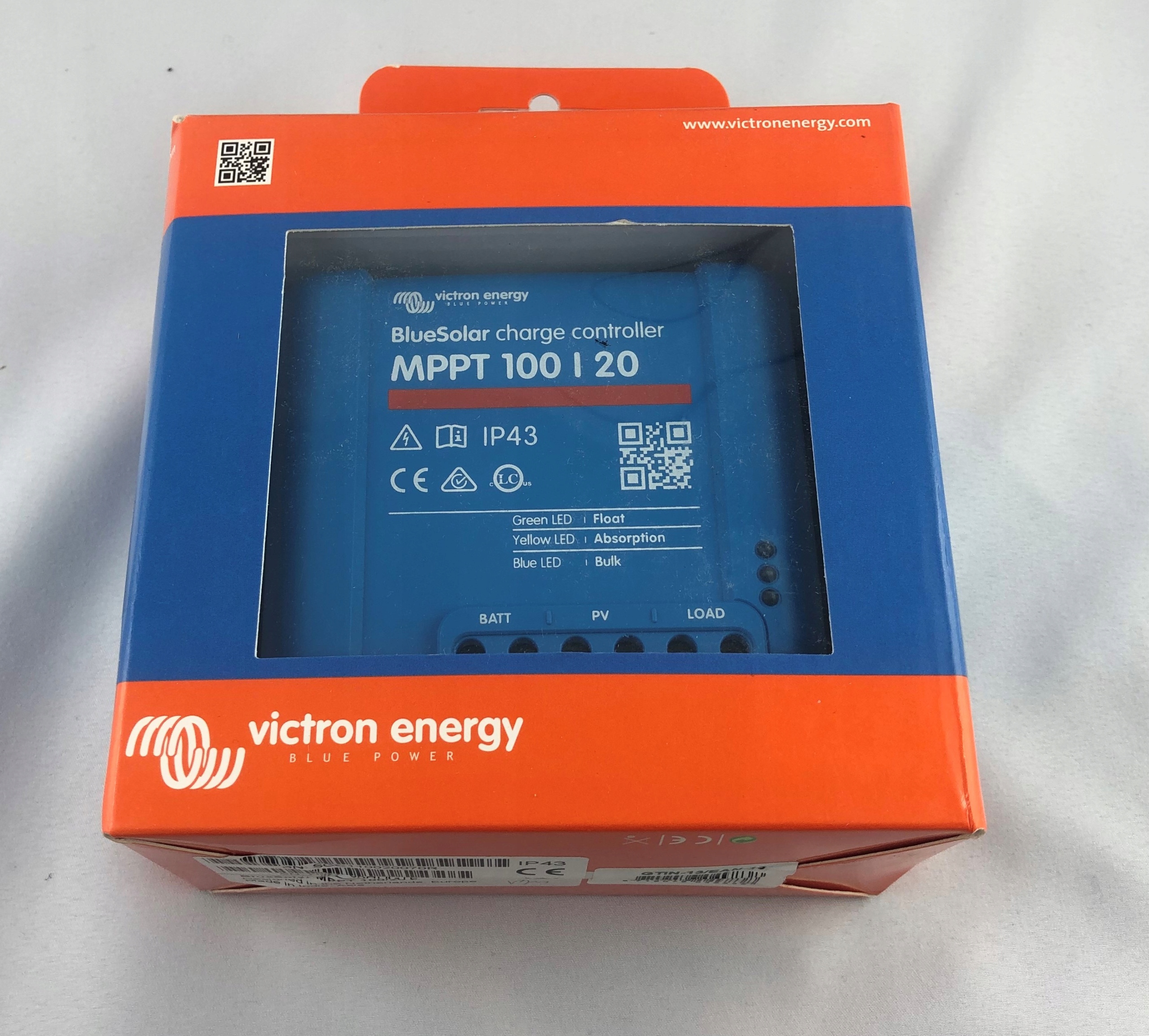 REGULÁTOR VICTRON MODRÝ SOLÁR MPPT 100/20