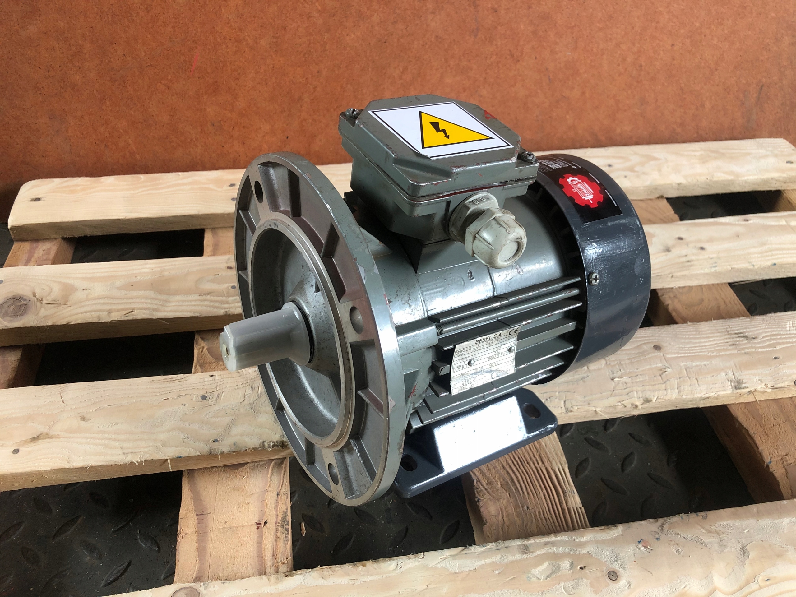 elektromotor 0,75kW 2800 ot. 3-fázový BESEL